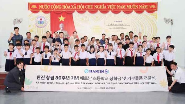 ㈜한진 조현민  사장과 노삼석 대표 등 임직원들이 베트남 퀴년지역의 초등학교를 방문, 장학금과 교육기자재 등을 전달한 뒤 학생 및 학교 관계자들과 기념촬영을 하고있다. 퀴년은 한진의 전신인 한진상사가 1960년대 군수물자 운송사업을 시작해 오늘날 글로벌 물류기업으로 도약의 토대가 된 한진에게는 역사적인 곳이다. (사진=한진)   