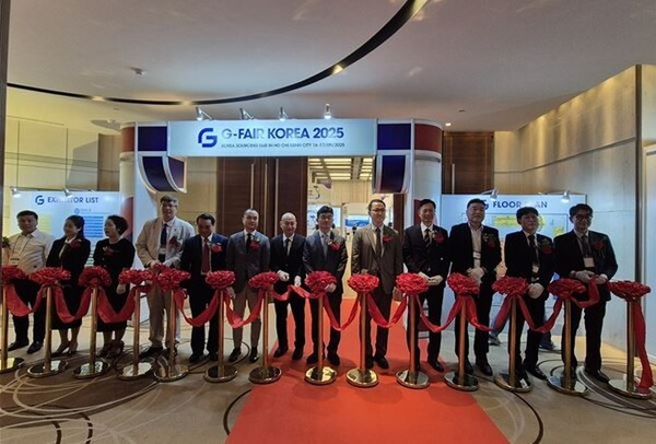 한국지식재산보호원이 경기도경제과학원 주관으로 호치민시에서 열린 ‘2025 G-FAIR 베트남’에서 현지진출을 희망하는 국내기업들에게 지식재산권 등록, 법률서비스, 정부지원사업 소개 등 현장상담 활동을 펼쳤다. 사진은 G-FAIR 개막식에서 행사 관계자들이 기념테이프를 자르고 있는 모습. (사진=한국지식재산보호원)