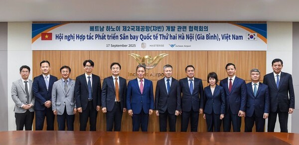 이학재 인천국제공항공사 사장(왼쪽에서 여섯번째)과 임원들이 베트남 제2수도공항(쟈빈 신공항) 개발 관련 협력회의에서 베트남정부 관계자들과 기념촬영을 하고있다. 이날 회의에는 쟈빈신공항 개발권을 보유한 베트남 최대민간은행 테크콤은행 회장과 공안부•건설부•재무부•법무부 차관, 박닌성 인민위원회 위원장 등 공항개발 관련부처 주요인사들이 대거 참석했다. (사진=인천국제공항공사)