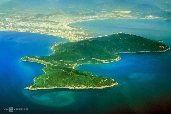 삼림이 울창한 다낭시 선짜반도 전경. 베트남을 대표하는 중남부 해안 관광지인 다낭이 자연 재해로 인해 잠정 폐쇄했던 선짜반도 탐방로를 3년만에 재개장했다. (사진=VnExpress/Nguyen Dong)