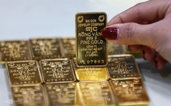 베트남국영 귀금속회사 사이공주얼리의 골드바 제품. 미국의 상호관세 유예로 글로벌 금융시장이 다소 안정을 되찾은 가운데 베트남의 금값은 또다시 사상최고치를 경신하며 상승 랠리를 이어갔다. (사진=VnExpress/Quynh Tran)