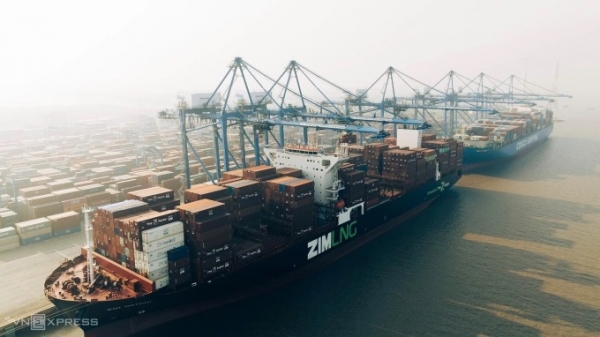 베트남 북부 항만도시 하이퐁시의 락후옌항의 컨테이너 선적 모습. 싱가포르계 대형 은행그룹 UOB이 관세로 인한 위험과 세계 경제 불확실성에도 불구하고 베트남 경제의 회복력과 역동성을 반영해 올해 베트남의 경제성장률 전망치를 기존 6.9%에서 7.5%로 상향 조정했다.(사진=VnExpress/Le Tan)