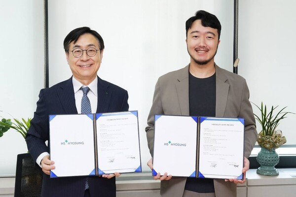 임진달 HS효성첨단소재 대표(왼쪽)와 장애인 사이클국가대표 박찬종 선수가 앰배서더 선정 및 후원 조인식을 가진후 함께 조인서를 들어보이고 있다. (사진=HS효성첨단소재) 