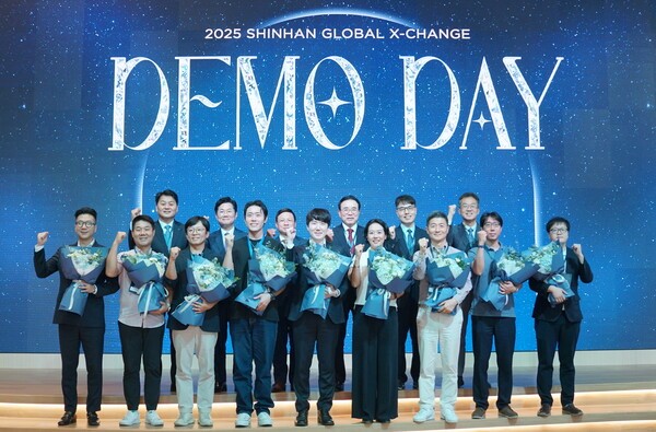 신한금융그룹이 호치민시 신한베트남 본사에서 개최한 ‘2025 신한 퓨처스랩 베트남 데모데이’에 참여한 스타트업 대표들(앞줄)이 행사 주요관계자들과 기념촬영을 하고 있다. (뒷줄 왼쪽에서부터) 강규원 신한은행 베트남법인장, 김동환 금융위원회 디지털금융정책관, 보민 투안 베트남 중앙은행 제2지부장, 조용병 은행연합회장, 김건 한국핀테크지원센터 이사장, 고석헌 신한지주 부사장. (사진=신한금융그룹)