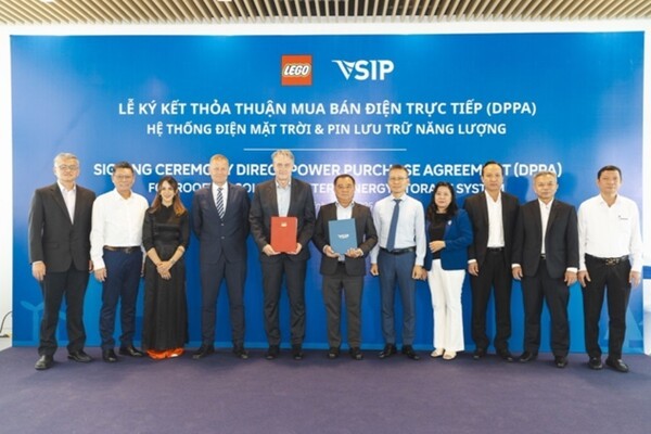 VISP와 레고베트남 관계자들이 DPPA 체결 후 기념사진을 촬영 중인 모습. 덴마크 완구업체 레고의 베트남 신공장이 조업에 사용하는 전력 중 상당 부분을 재생에너지로 조달할 예정이다.(사진=VSIP)