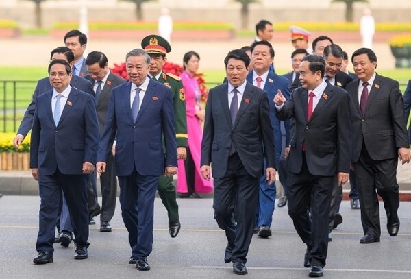 지난 5월 열린 15대 국회 9차 회기 개회식에 참석하기 위해 국회를 찾은 베트남 핵심 지도부 4인방. 앞줄 왼쪽 첫번째부터 팜 민 찐 총리, 또 럼 서기장, 르엉 끄엉 국가주석, 쩐 탄 먼 국회의장. 베트남의 핵심 지도부의 범위가 기존 4인 체제에서 5인 체제로 확대되면서 권력 구조 조정의 신호가 감지되고 있다. (사진=베트남정부포털)