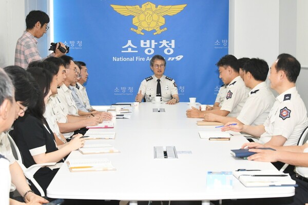김숭룡 소방청장 직무대행이 직원들과 회의를 하고 있다. 소방청이 우리 외교사 및 소방청 사상 최초로 주베트남 대한민국 대사관에 소방관을 직무파견, 현지교민 보호 및 한베 응급의료 협력, 소방산업 수출에 나선다. (사진=소방청)