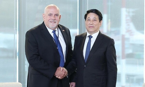 르엉 끄엉 베트남 국가주석(오른쪽)과 론 바크리스 코스트코 회장 겸 CEO가 기념 사진을 촬영 중인 모습. (사진=VNA)