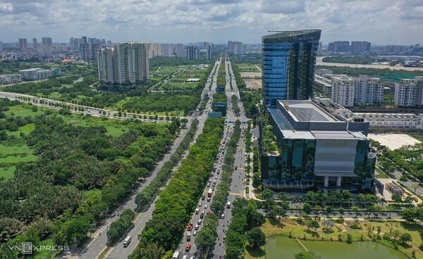 투티엠지구 마이찌토 대로 전경. 베트남 호치민시가 친환경 교통수단 이용을 전환하기 위해 도시 주요 도로 중 하나인 마이찌토 대로에 약 6km 길이 자전거 전용차로를 설치한다. (사진=VnExpress/Quynh Tran)