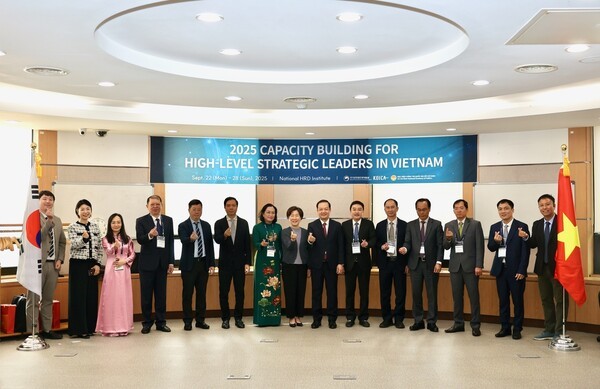 국가공무원인재개발원의 초청연수에 참가한 베트남 과학기술부•교육부 차관 등 고위공무원 13명이 연수시작에 앞서 개발원 관계자들과 기념촬영을 하고 있다. (사진=국가공무원인재개발원)