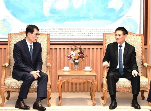 김성태 IBK기업은행장(왼쪽)과 호 득 퍽 부총리의 모습. 김성태 은행장을 비롯한 기업은행 대표단은 지난 23일 하노이에서 호 득 퍽 부총리와 회담을 갖고 단독법인 설립 계획을 논의했다. (사진=베트남정부포털)