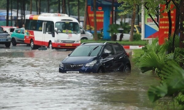 베트남 수도 하노이에서 태풍 카지키로 인한 집중 호우에 침수 직전에 놓인 차량의 모습. 베트남이 2030년까지 기후 적응 과제를 이행하는 데 필요한 투자액이 최대 920억달러에 달할 것으로 나타났다. (사진=VnExpress/Vo Thanh)