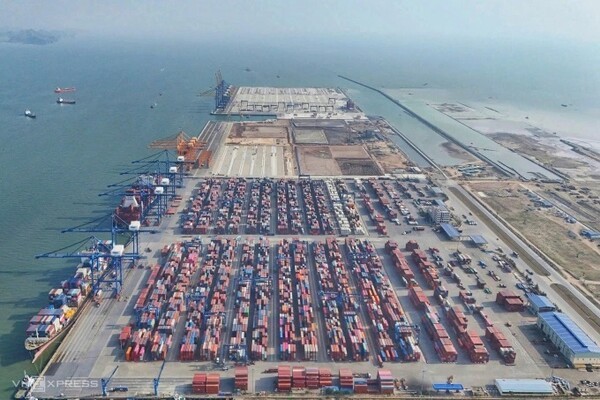 하이퐁 자유무역지구 중 일부가 될 락후옌항 컨테이너 야적장 전경. 베트남 북부 항만도시인 하이퐁에 자유무역지구가 조성될 예정이다. (사진=VnExpress/Le Tan)