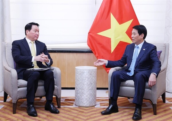 최태원 SK 회장(왼쪽)과 르엉 끄엉 베트남 국가주석이 회담 중인 모습. 베트남 정부에 따르면, 제80회 유엔총회 참석차 미국을 방문 중인 끄엉 주석은 24일(현지시간) 뉴욕에서 최태원 SK 회장을 만나 투자 협력 방안을 논의했다.(사진=vietnamnews)