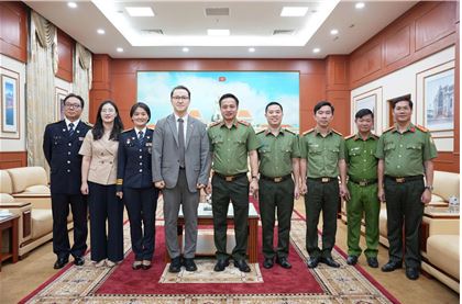 권태한 주호치민 총영사관 총영사 대리(왼쪽에서 네번째)와 마이 호앙(Mai Hoang) 신임 호치민시 공안청장(다섯번째)이 치안협력 강화 방안을 논의한 후 양기관 관계자들과 기념촬영을 하고 있다. (사진=주호치민 대한민국총영사관)