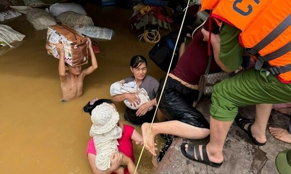 태풍 부알로이가 베트남 중부 응에안성을 강타한 이후 홍수 피해 주민들을 대피시키고 있는 공안의 모습. 태풍 부알로이가 베트남 중북부를 강타한 가운데 지속되는 폭우로 피해 집계가 늘어나는 모습이다. (사진=공안부)