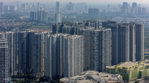 하노이 서부지역의 한 아파트단지. 베트남 정부가 내년 중 국영 부동산거래소를 설립해 시범 운영에 나설 계획이다. 이번 거래소는 시장에 만연한 투기와 가격 조작을 방지하기 위한 것으로, 주로 부동산 및 토지사용권이 온라인을 통해 거래될 것으로 예상된다. (사진=VnExpress/Giang Huy)