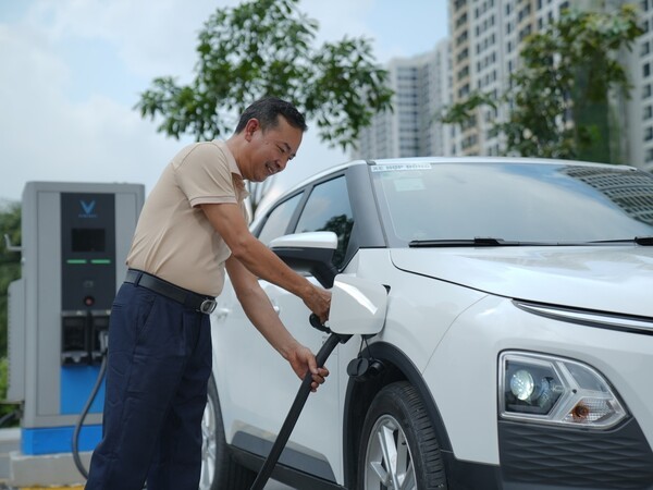 빈패스트 전기차를 충전 중인 그랩 파트너 드라이버의 모습. 동남아 대표 슈퍼앱 그랩이 GSM이 독점 중인 베트남 전기차 호출 시장에 출사표를 던졌다. (사진=그랩)