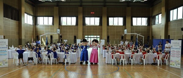 호치민시한국국제학교에서 열린 ‘찾아가는 국가유산교육체험관 이어지교’ 행사에 모두 900여명이 참여해 국가유산을 실감나게 체험하고 촉각모형 전시 관람과 전통음식 만들기, 토기•도자기 3D입체퍼즐맞추기 체험 등을 했다. (사진=호치민시한국국제학교)
