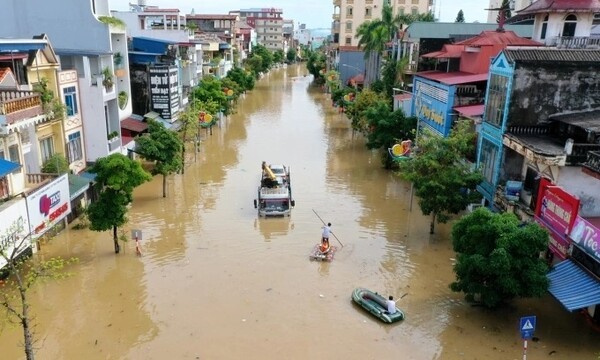 지난 8일 태풍 마트모로 인한 극한 호우로 거리 전체가 물에 잠긴 북부 타이응웬성 시내 중심가의 당시 모습. (사진=VnExpress/Duy Khac)