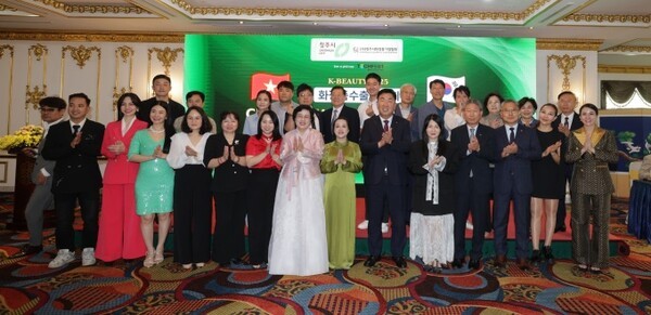 청주시가 하노이에 해외통상사무소를 개소해 지역기업들의 수출 및 현지진출 확대 지원에 본격적으로 나선다. 통상사무소 개소 하루전인 12일 열린 K-뷰티 마케팅 행사에서 이범석 청주시장(앞줄 오른쪽에서 여섯번째)과 지역기업 관계자들이 기념촬영을 하고 있다. (사진=청주시)