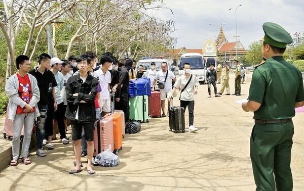 지난 2월 캄보디아 접경지인 하띠엔국경검문소를 통해 송환 중인 베트남인들의 모습. 최근 캄보디아가 우리 국민을 대상으로 한 납치 및 감금·스캠 등 조직적 범죄의 온상으로 떠오른 가운데 베트남 또한 관련 범죄가 끊이지 않고 있어 향후 대응이 주목되고 있다. (사진=tuoitre)