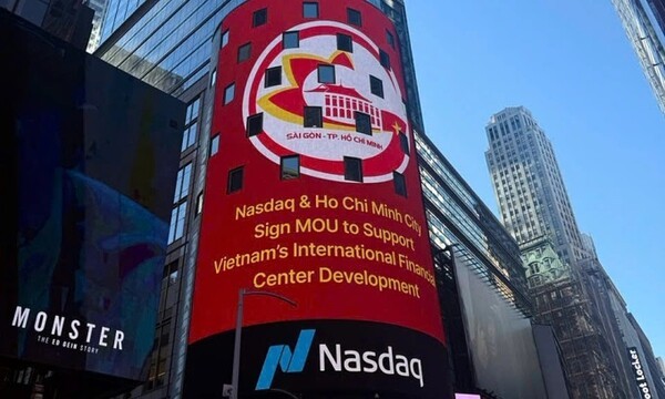뉴욕 타임스퀘어 전광판에 호치민시와 나스닥 간 업무협약 체결을 축하하는 광고물이 출력 중인 모습. 베트남 호치민시가 미국의 대표적인 증권거래소 중 하나인 나스닥과 손잡고 국제금융센터(IFC) 개발에 나선다. (사진=호치민시 인민위원회)