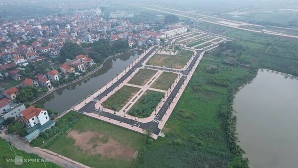 베트남 수도 하노이의 한 강변에 위치한 토지 전경. 베트남이 부동산 시장 안정을 위한 조치로 토지 경매에서 잔금 지불을 포기한 낙찰자에 최장 5년간 입찰을 제한하는 내용의 규정 마련을 검토하고 있다. (사진=VnExpress/Pham Chieu)