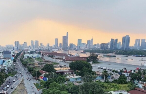 호치민시 응웬떳탄길을 따라 자리잡은 냐롱부두 일대 전경. (사진=VnExpress/Gia Minh(