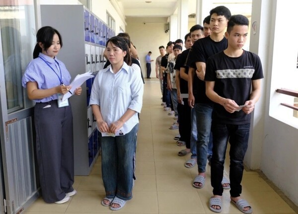 지난 5월 EPS 한국어능력시험에 응시한 베트남인들이 입실 전 대기 중인 모습. 베트남 정부가 해외 취업을 위해 한국으로 떠났던 근로자들이 현지에서 불법 체류자 신분으로 남거나 귀국 후 적응에 어려움을 겪는 등의 문제로 골머리를 앓고 있다. (사진=VnExpress/Hong Chieu)