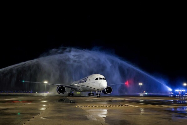 호치민 떤선녓공항에 도착한 유나이티드항공의 B787 드림라이너기 위로 운항 재개를 환영하는 워터 살루트 행사가 치러지고 있다. (사진=유나이티드항공)