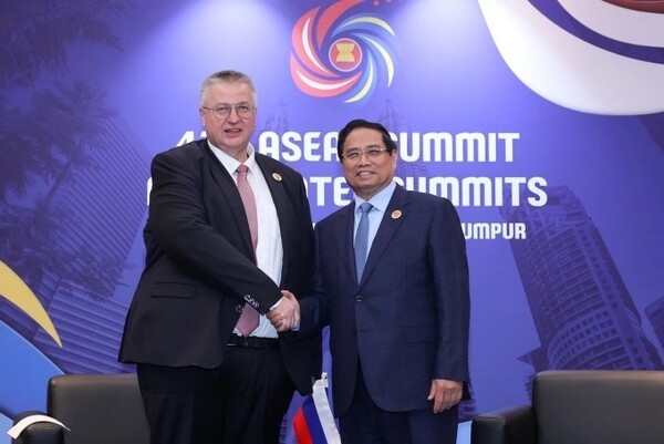 팜 민 찐 베트남 총리(오른쪽)와 알렉세이 오베르추크 러시아 부총리가 악수 중인 모습. 이날 베트남은 자국 첫 번째 원자력 발전소 건설을 준비 중인 베트남이 조속한 착공을 위해 러시아와의 협상 가속화를 합의했다. (사진=베트남정부포털)