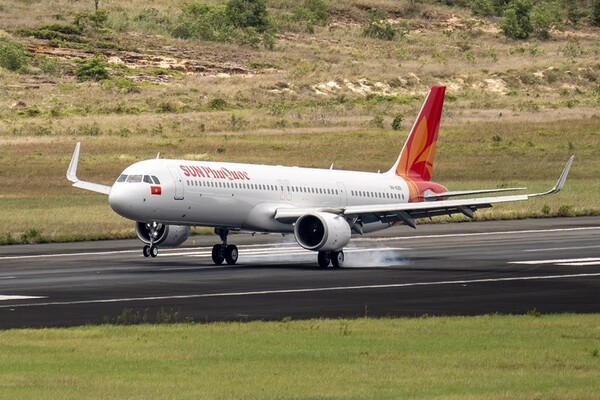 푸꾸옥공항에 착륙 중인 썬푸꾸옥항공의 첫 여객기. 베트남 항공 시장이 코로나19 팬데믹 이후 강력한 성장세를 거듭하고 있는 것으로 나타났다. (사진=SPA)