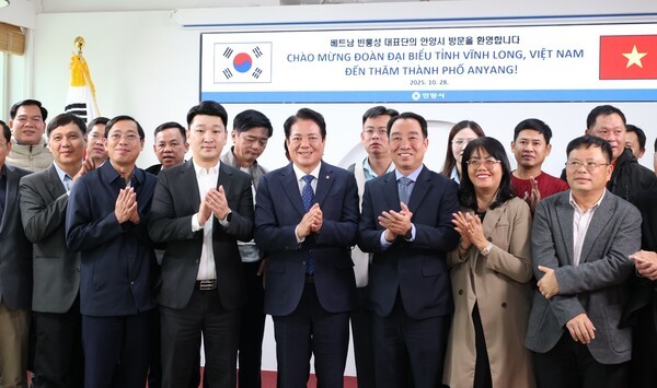 최대호 안양시장(앞줄 왼쪽에서 네번번째)과 루 꽝 응어이 빈롱성 인민위원회 위원장(다섯번째)이 교류방안 논의 간담회를 마친후 양도시 관계자들과 함께 박수를 치며 기념촬영을 하고 있다. (사진=안양시) 