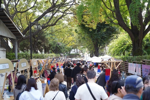 삼청정독길 저잣거리, K-공예마켓 7만명 방문 성료...외국인 대폭 증가 - 뉴스 썸네일 이미지