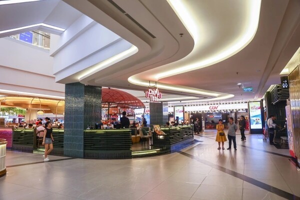 호치민시 랜드마크81 쇼핑몰 내부 모습. 쇼핑몰이 베트남 시장 진출에 나서는 외국계 소매 브랜드의 최선호 입지로 자리잡은 가운데 불과 1년 사이 중국 브랜드가 시장을 장악하는 모습이 나타나면서 상가용 부동산 시장의 판도가 변화 양상을 보이고 있다. (사진=VnExpress/Quynh Tran)