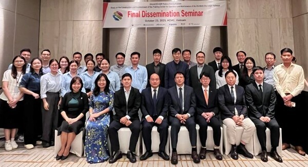 지난 23일 호치민에서 열린 코레일의 ‘베트남 도시철도 교육센터 설립 KSP’ 사업 최종보고회에서 코레일과 호치민시 도시철도관리위원회 및 도시철도공사 관계자들이 기념촬영을 하고 있다. (사진=한국철도공사)