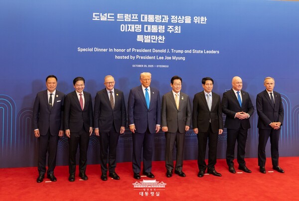 르엉 끄엉(Luong Cuong) 베트남 국가주석이 29일 이재명 대통령 주최 APEC(아시아태평양경제협력체) 정상 특별만찬에 앞서 도널드 트럼프 대통령 등 각국 정상들과 기념촬영을 하고 있다. 끄엉 주석은 30일 APEC CEO서밋 특별연설에서 역내 포용성장의 중요성과 이를 위한 자유무역 환경 구축을 강조했다. (사진=대통령실)