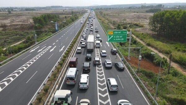 호치민-롱탄-저우저이 고속도로 구간 일부. 내달부터 베트남 남부 주요 고속도로 중 하나인 호치민-롱탄-저우저이 고속도로의 차종별 주행차선과 속도가 일부 조정된다. (사진=VnExpress/Phuoc Tuan)