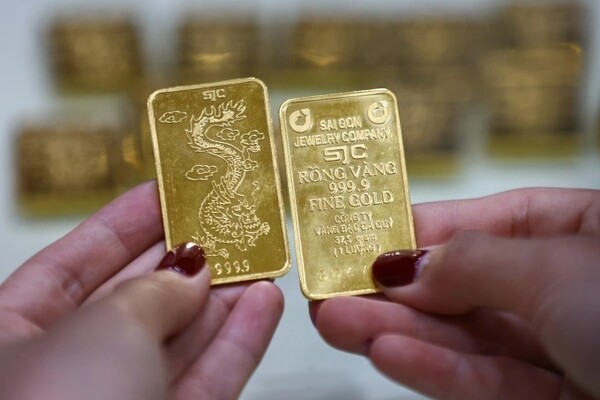 국영 귀금속업체 사이공주얼리의 10돈짜리 골드바. 베트남이 금 시장에 대한 국가 관리·감독을 강화하기 위해 내년 중 국가 주도의 금 거래소를 설립할 계획이다. (사진=VnExpress/Quynh Tran)