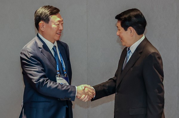 신동빈 롯데 회장이 르엉 끄엉 베트남 국가주석(오른쪽)을 면담, 악수하며 인사를 나누고 있다. 신 회장은 이날 면담에서 현지 고용창출과 투자지속 방침을 밝혔으며, 끄엉 국가주석은 롯데의 과련 제안을 정부차원에서도 적극 검토하겠다고 화답했다. (사진=롯데그룹)