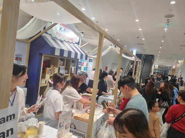 하노이 롯데몰 서호점에서 열리고 있는 경상남도의 ‘2025년 베트남-경남 K-Food 팝업스토어’ 행사에서 베트남 소비자들이 K-푸드를 시식하고 있다. 오는 9일까지 진행될 팝업스토어에는 경남도내 14개 농식품업체가 참여해 현지시장 개척에 나선다. (사진=경상남도)