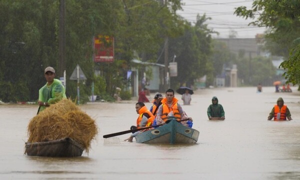 고지대로 대피 중인 다낭 시민들의 모습. 베트남 중부 지역에 쏟아진 역대급 폭우로 곳곳에서 물난리가 발생한 가운데 인명 피해가 급증한 것으로 나타났다. (사진=VnExpress/Nguyen Dong)