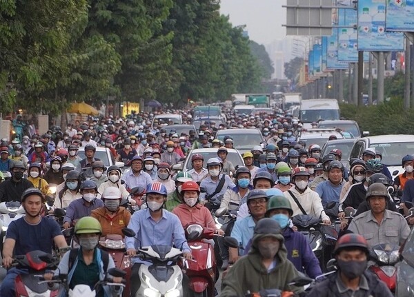 호치민시의 한 도로를 가득 메운 오토바이 행렬. 향후 5년 내 영업용 이륜차 100% 전동화를 추진 중인 호치민시가 지역민의 친환경 교통수단을 장려하기 위해 내연기관 이륜차를 전기 이륜차로 개조하는 것과 관련한 규정 및 기술 표준 마련을 유관 기관에 건의하고 나섰다. (사진=VnExpress/Giang Anh)