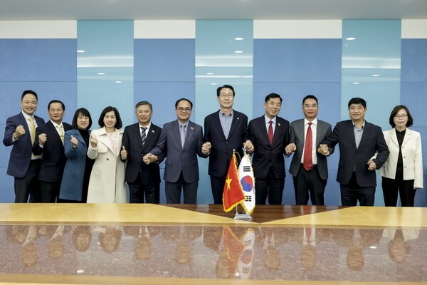 장안대에서 열린 ‘베트남 근로자의 날’ 행사에서 정명근 화성시장(과 부 찌엔 탕 베트남 내무부 차관(왼쪽에서 여섯번째), 정명근 화성시장(일곱번째), 부 호 주한 베트남대사(여덟번째), 베트남 교민 및 근로자 대표, 학교관계자들이 기념촬영을 하고 있다. (사진=화성시) 