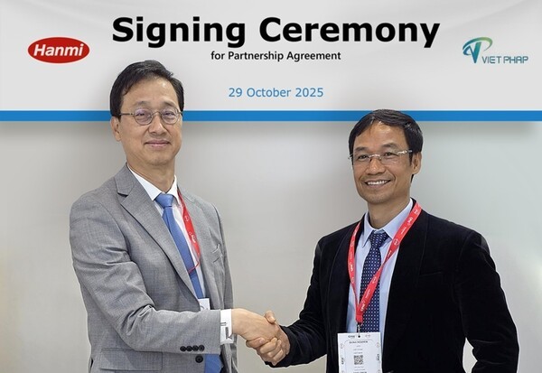 박재현 한미약품 대표(왼쪽)가 베트남 제약기업 비엣팝의 응웬 찌 융 대표와 고혈압 복합제 독점 공급 및 라이선스 계약을 체결한후 악수하고 있다. (사진=한미약품) 