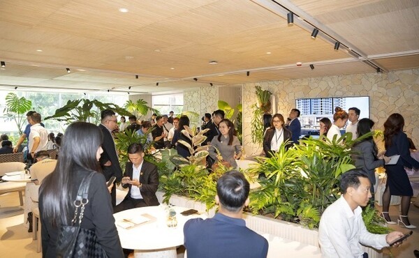 호치민시의 한 주거 사업 모델하우스를 찾은 분양 희망자들과 부동산 중개인들의 모습. 베트남 정부가 건전한 부동산 시장 환경을 조성하기 위해 무자격 부동산 중개인에 대한 행정 처벌 수위를 대폭 강화할 예정이다. (사진=AGG)