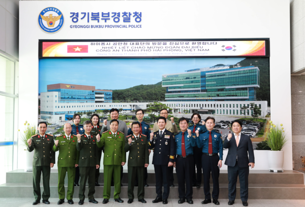 김동권 경기북부경찰청장과 부이 꽝 빈 하이퐁시 공안청장 등 양기관 관계자들이 치안협력 강화방안 업무회의를 마치고 기념촬영을 하고있다. (사진=경기북부경찰청)