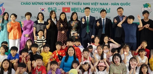 지난해 한국인-외국인의 다문화 혼인이 2만1450건으로 코로나19 팬데믹 이전인 2019년 이후 5년만에 가장 많았으며, 다문화가정 출생아는 1만3416명으로 12년만에 증가세로 전환했다. 사진은 베트남 어린이날(6월1일)을 맞아 하나은행이 개최한 ‘한국-베트남 어린이의 날 행사’에서 다문화가정 가족들이 은행 및 주한베트남교민회 관계자들과 기념촬영을 하고있는 모습 (사진=인사이드비나 자료)