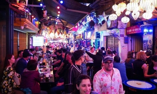 베트남 수도 하노이 올드쿼터를 방문한 외국인 관광객들의 모습. 지난달 베트남을 방문한 외국인 관광객이 170만 명을 돌파하며 월간 기준 역대 최고치를 기록했다. (사진=VnExpress/Hoang Giang)